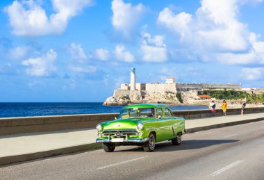 Havana, Küba - 3 Ekim 2018: Amerikan yeşili 1952 Ford Gümrük Hattı Fordor Sedan model eski araba Malecon gezinti güvertesinde ve arka planda Havana City Cub 'da Castillo de los Tres Reyes del Morro