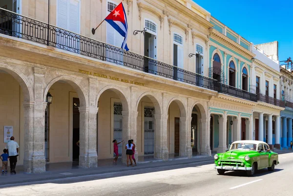 Havana, Küba - 3 Ekim 2018: Amerikan yeşili 1953 Chevrolet Bel Air Sedan klasik arabası Havana City Cuba 'nın eski kasabasında beyaz çatılı - Serie Cuba Reportage — Stok fotoğraf