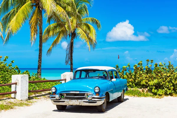 Varadero, Küba - 24 Eylül 2018: Amerikan mavi 1955 klasik arabası beyaz çatılı Varadero Küba plajı - Serie Cuba Reportage