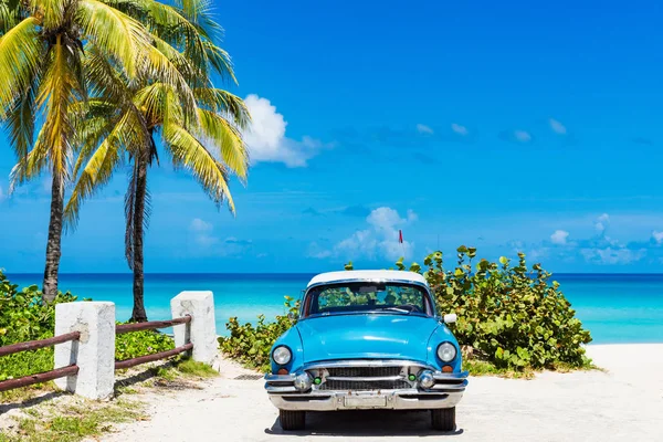 2018年9月24日：美国蓝色1955年经典汽车，白色车顶，直接停放在古巴瓦拉德罗海滩。 免版税图库照片