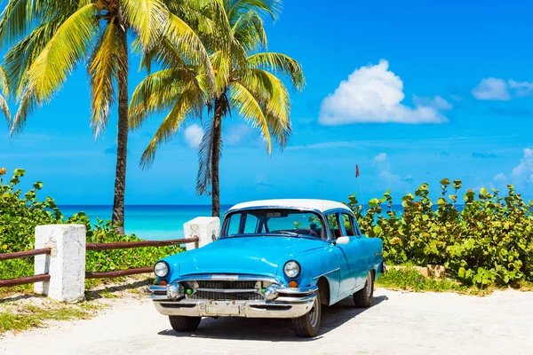 2018年9月24日：美国蓝色1955年经典汽车，白色车顶，直接停放在古巴瓦拉德罗海滩。 图库照片