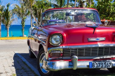 Havana, Küba - 28 Eylül 2018: Amerikan kırmızı Chevrolet üstü açık klasik arabası Havana Küba sahiline park edilmiş - Serie Cuba Reportage