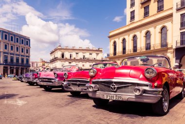 Havana, Küba - Ekim 03, 2018: Amerikan kırmızısı 1955, 1956 Buick Century üstü açık, pembe 1957 Chevrolet Bel üstü açık ve 1958 Ford Fairlane üstü açık klasik arabaları eski sıraya park edilmiş. 