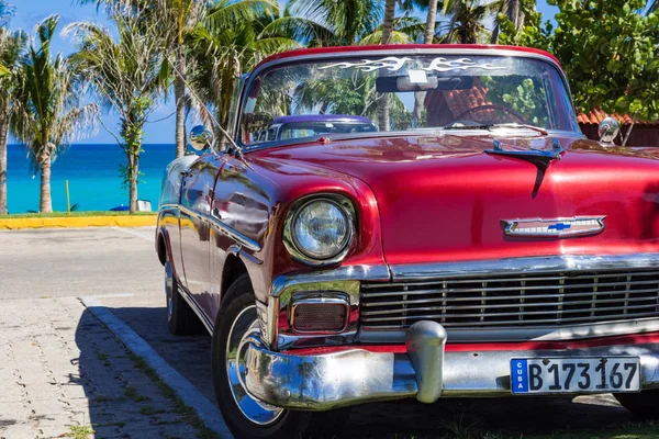 L'Avana, Cuba - 28 settembre 2018: Auto d'epoca convertibile Chevrolet rossa americana parcheggiata direttamente sulla spiaggia dell'Avana Cuba - Reportage Serie Cuba — Foto Stock