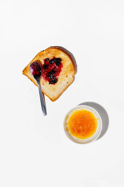 Поджаренный Хлеб Вкусным Вареньем Изолированы Белом Фоне Здоровое Питание Моды — стоковое фото