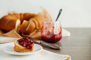 Kahvaltıda beyaz tabakta portakallı turuncu meyveli kek ve ahşap masa. Kahvaltı ya da tatlı için geleneksel ev yapımı pasta. Pound Cake