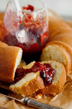 Kahvaltıda beyaz tabakta portakallı turuncu meyveli kek ve ahşap masa. Kahvaltı ya da tatlı için geleneksel ev yapımı pasta. Pound Cake