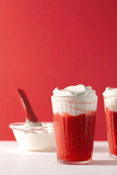 Batido Morango Treme Vidro Com Chantilly Fundo Vermelho Com Espaço — Fotografia de Stock