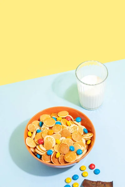 Tigela Laranja Com Minúsculo Mingau Cereal Panqueca Com Leite Fundo — Fotografia de Stock