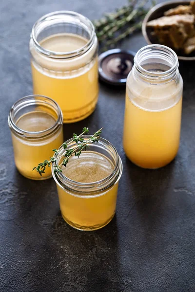 Botol Kaca Dengan Kaldu Tulang Segar Kuning Pada Latar Belakang — Stok Foto