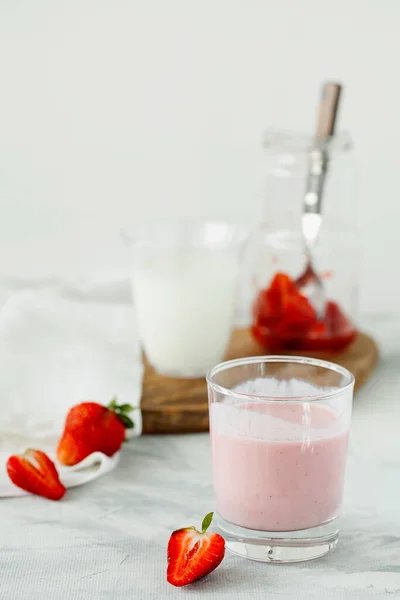 Ekologisk Probiotisk Mjölk Kefir Dryck Eller Yoghurt Med Jordgubbe Glas — Stockfoto