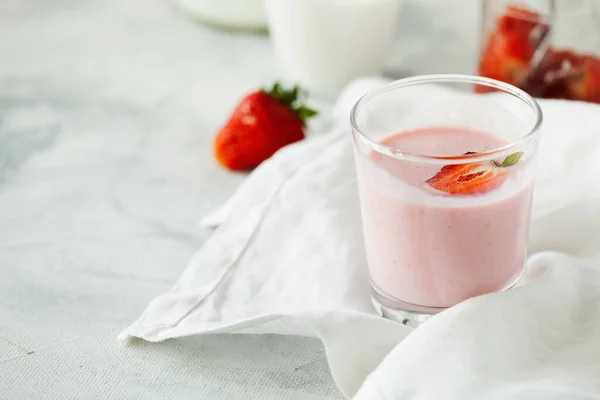 Ekologisk Probiotisk Mjölk Kefir Dryck Eller Yoghurt Med Jordgubbe Glas — Stockfoto