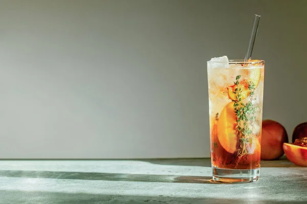 Verfrissende Perzikijsthee Cuba Libre Long Island Iced Tea Cocktail Glas — Stockfoto