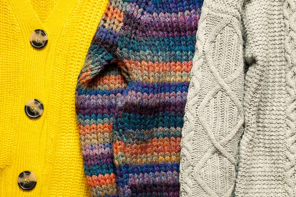Banda Lub Stos Stylowych Przytulnych Swetrów Dzianin Różnych Wzorach Dzianiny — Zdjęcie stockowe