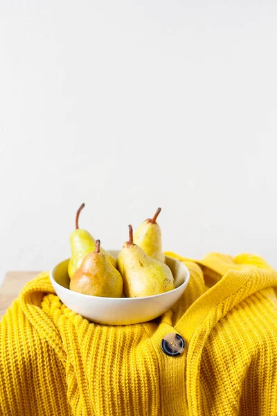 Pêras Amarelas Orgânicas Tigela Branca Camisolas Tricô Amarelo Fundo Parede — Fotografia de Stock