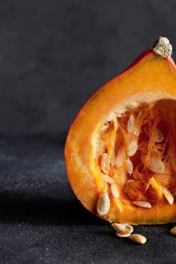 Koyu gri arka planda ürkütücü Cadılar Bayramı balkabağı dekoru. Sonbahar mevsimi konsepti