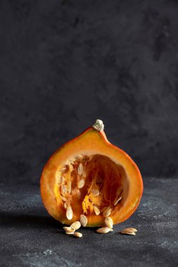 Koyu gri arka planda ürkütücü Cadılar Bayramı balkabağı dekoru. Sonbahar mevsimi konsepti