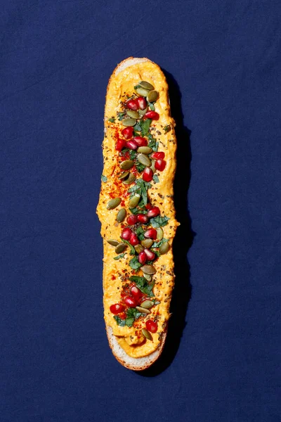 Baguete Pão Torrado Com Hummus Abóbora Decorado Com Romã Semente — Fotografia de Stock