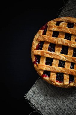 Klasik lezzetli pasta, turta, yaban mersinli pasta Şükran Günü için jöleli dolgu ve baharatlar koyu arka planda, fotokopi alanı yakın çekim manzaralı.