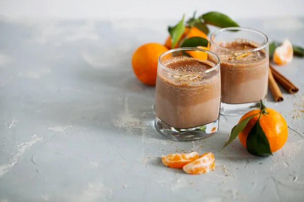 Segelas Cokelat Panas Dengan Susu Dan Jeruk Tangerine Pada Latar — Stok Foto