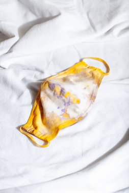 Beyaz arka planda el yapımı tekstil koruyucu yüz maskesi. Salgın ya da salgın konsepti.