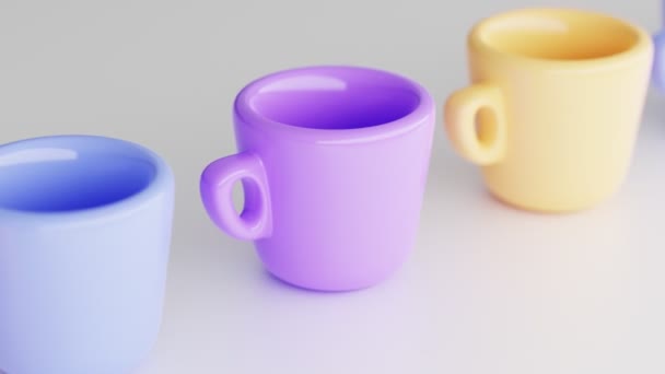 Set aus bunten, saftigen, matten, leeren Tassen mit Henkel auf hellem Hintergrund. Becher in gelb, blau und lila. Geschirr mit abgerundeter Form wird zum Servieren von Tee und Kaffee verwendet. 3D-Darstellung — Stockvideo