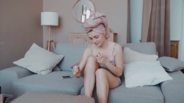 Randevu için telefonda konuşan genç bir kadın başarılı bir sohbete seviniyor. Müzakereler yapıyor. İnanılmaz güzel görünümlü bir kız elinde tırnak cilası tutuyor.