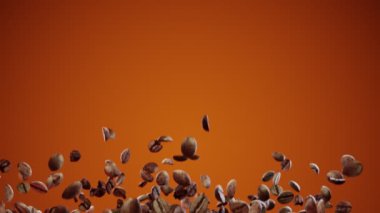 Arabica ve Robusta 'nın güzel kavrulmuş kahve çekirdekleri kahverengi arka planda yavaş çekim yaparak ekranı dolduruyor. Lezzetli aromatik kahvenin 3 boyutlu animasyonu. 4k