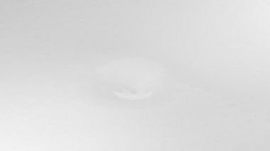 Taze süt sıçrıyor ve yavaş çekimde akıyor, gerçekçi doğal süt ürünleri, yoğurt ya da krema, beyaz arka planda izole edilmiş. Süt sıçrama etkisi. Reklam için tasarım elemanı. 3d canlandırma