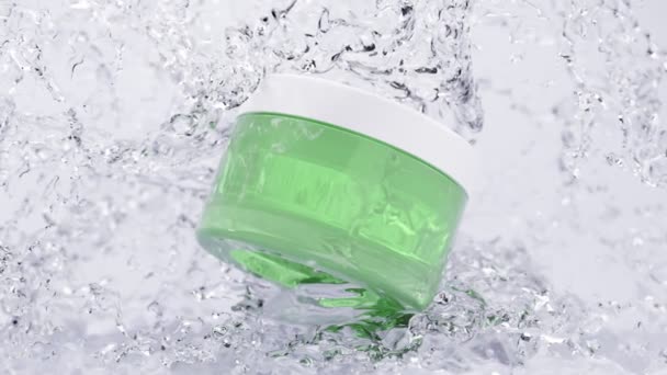 Косметическая пластиковая зеленая банка с прозрачным увлажняющим кремом и белой крышкой в замороженной воде. Стеклянная упаковка в капли воды, струя льда, прохладно, снег. Реалистичная компоновка упаковки 3D анимации — стоковое видео