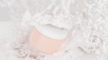Kozmetik ürünlerin tasarımı. Temizleyici, nemlendirici cilt bakımı maddesi. Süt damlaları ve sıçramalarla plastik krema kavanozu reklamı. Gerçekçi 3 boyutlu animasyon, dondurucu hareket, beyaz arkaplan.