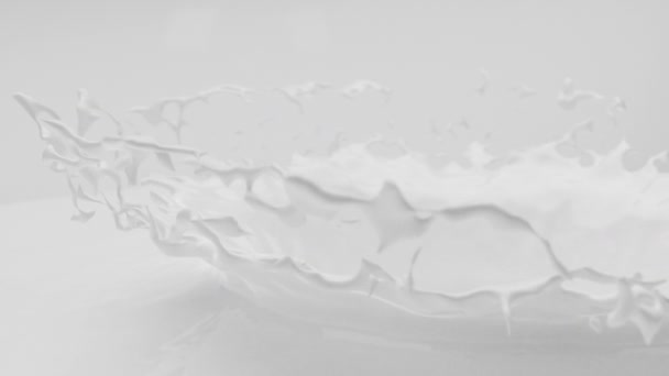 Πιτσιλιές χυμένου γάλακτος παρόμοιες με την κορώνα. Πισίνα από φυσικό γαλακτοκομικό προϊόν, φρέσκο γιαούρτι ή κρέμα γάλακτος. Έτοιμος για την προώθηση της μάρκας σου. Ρεαλιστική 3D animation, παγωμένη κίνηση, λευκό υγρό φόντο. — Αρχείο Βίντεο