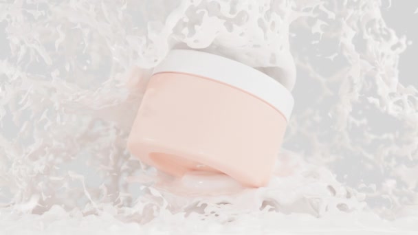 Doğal kozmetikler. Süt damlasına dökülen organik kozmetik kremalı cam kavanoz. Beyaz sıvı arka plan, dondurucu hareket, gerçekçi 3D animasyon, ürün ambalajlama tasarımı. Model tanıtım videosu. — Stok video