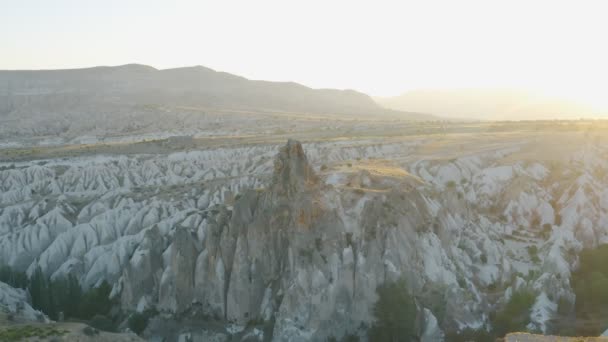 Fantástico paisaje de valle alienígena al amanecer o al atardecer. Terreno empinado de origen volcánico natural. Montañas, rocas con cuevas, vista aérea de drones de hermoso panorama colorido de Capadocia en Turquía. — Vídeos de Stock