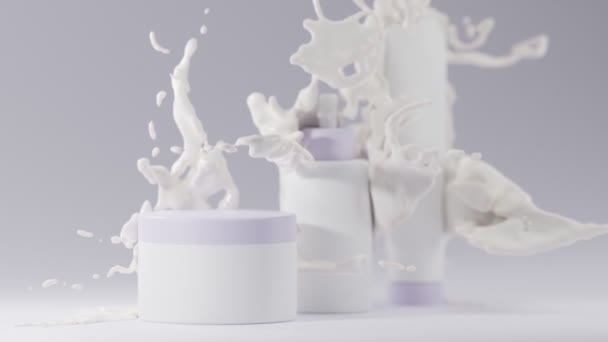 Zestaw trzech kosmetycznie czystych białych słoików z fioletowymi wieczkami na tle lawendy. Butelka z kroplomierzem, krem nawilżający, serum do twarzy, masło do rąk w rozpryskach mleka. Realistyczne opakowanie, animacja 3D. — Wideo stockowe