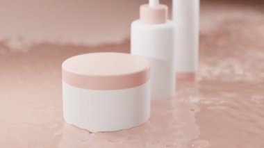 Su sıçramasında üç boş plastik plastik teneke kutu koleksiyonu. Şeffaf damlacıklar bej arka planda akmak için akın ederler. Yüzüne ve vücuduna dikkat et. 3d ambalaj animasyonunun gerçekçi maketi.