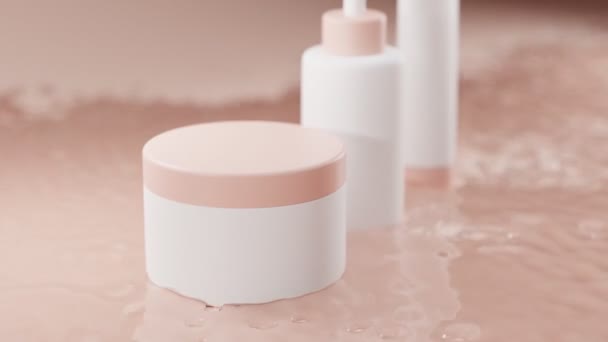 水スプラッシュで3つの空白の化粧品プラスチック白い缶のコレクション。透明な液滴がベージュ色の背景を流れるように群がる。顔と体のケア。パッケージ3Dアニメーションの現実的なモックアップ. — ストック動画