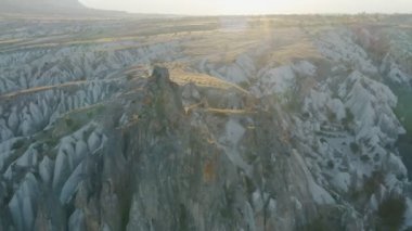 Cappadocia Ulusal Parkı 'nda COVID-19 salgınından dolayı balonsuz çöl. Yumuşak volkanik tuff 'tan dağ manzarası muhteşem bir şekil, şafaktan alacakaranlıktan vadinin manzarası. Alışılmadık manzara.