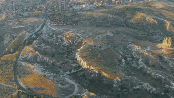 Hermoso panorama de la campiña turca, vista desde el dron en la mayor parte de la zona de Capadocia con vegetación, casas, carreteras, prados y campos a la luz del sol al amanecer. — Vídeo de stock