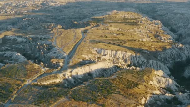 Buitengewoon mooie vallei van de Turkse bergen van Cappadocië, uitzicht vanaf drone op reliëf en rotsachtige zandstenen formaties bij zonsondergang, populaire toeristische bestemming en landschap van Turkije. — Stockvideo