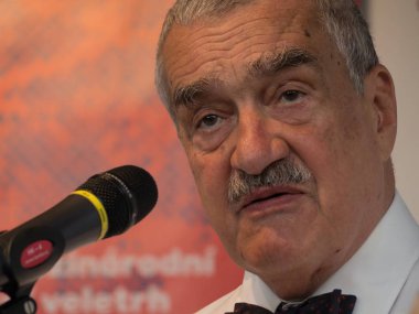 Prag - 12 Mayıs 2018: Kitap Dünya Prag 2018 - 24rd Uluslararası Kitap Festivali adil ve edebi. Resimde Prens Karel Schwarzenberg.