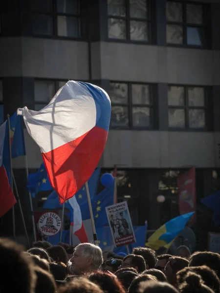 プラハ 2018 共産主義者のサポートとアンドレイ Babis の今後の政府に対するプラハのヴァーツラフ広場に数千人が抗議していた — ストック写真