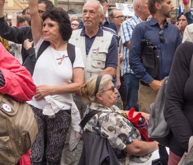 Prag - 12 Temmuz 2018: Yüzlerce insanın protestolar eşliğinde Prag'da bir güvenoyu Andrej Babis yeni hükümeti.