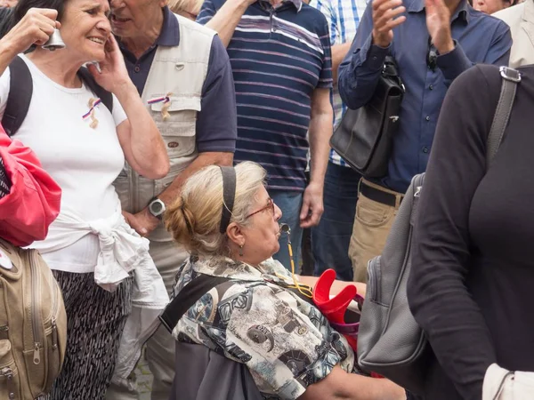 Prag - 12 Temmuz 2018: Yüzlerce insanın protestolar eşliğinde Prag'da bir güvenoyu Andrej Babis yeni hükümeti.