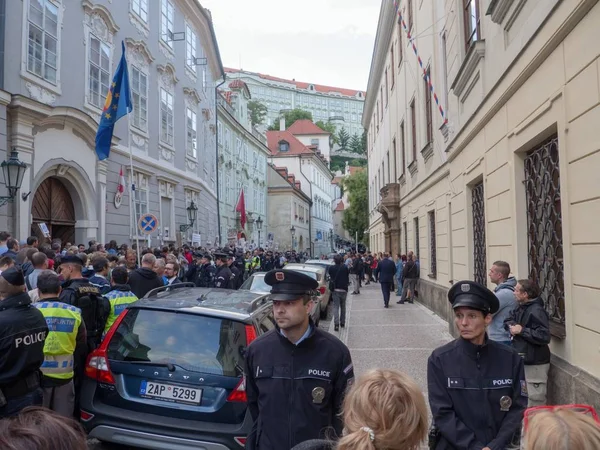 Prag - 12 Temmuz 2018: Yüzlerce insanın protestolar eşliğinde Prag'da bir güvenoyu Andrej Babis yeni hükümeti. Akşam ve gece da protesto doğrudan Büyük Millet Meclisi Cr yanındaki düzenlendi.