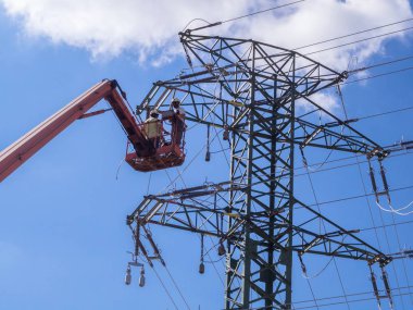 Yüksek gerilim hatları platformda forklift ile bakım.