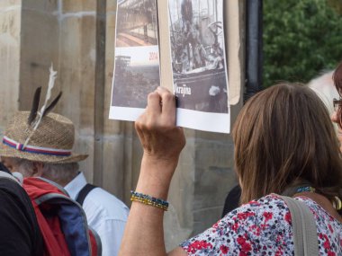 Prag - 18 Ağustos 2018: Yüzlerce kişi Çekoslovakya Varşova Paktı işgali Rus elçiliği önünde kare üzerinde 50'nci yıldönümü anısına.