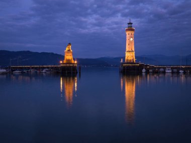 Akşam Lindau bağlantı noktası deniz feneri - Mangturm ve Bodensee, Almanya tarihinde Bavyera aslanı ile. Gece vurdu.