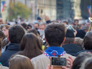 Prag - 17 Kasım 2018: 29 yılını kutlayan kadife devrim - ulusal scout eşarp ile scout.