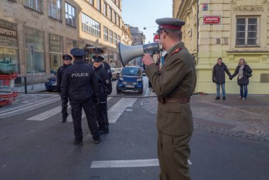 Prag - 17 Kasım 2018: Kadife Devrim - Narodni trida sokak performansları, güvenlik güçlerinin tarihsel üniformalı aktörler 29 yaşını kutluyor.
